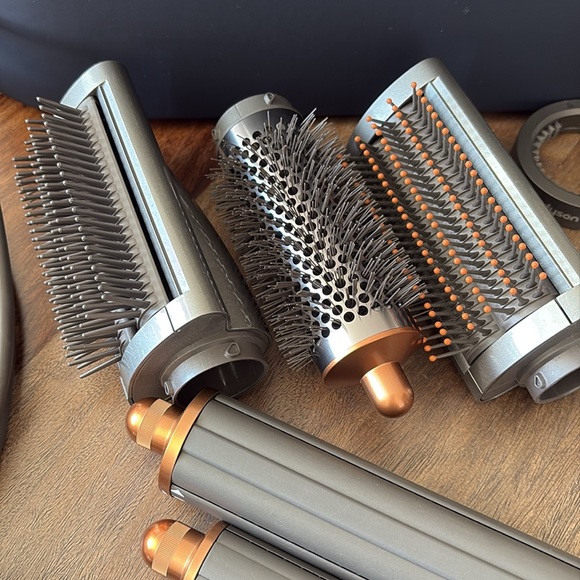 Dyson Airwrap Multi-Styler (Long) - Picture 2 of 6